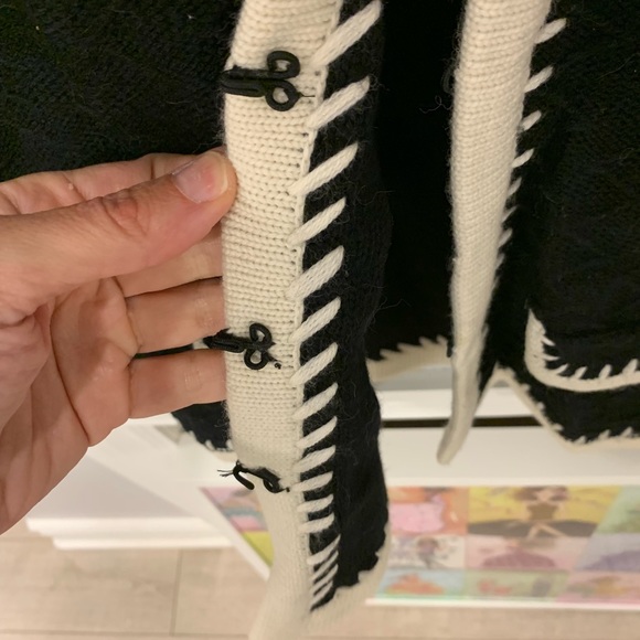 Sweater weather classic designer look black and cream - Picture 2 of 4